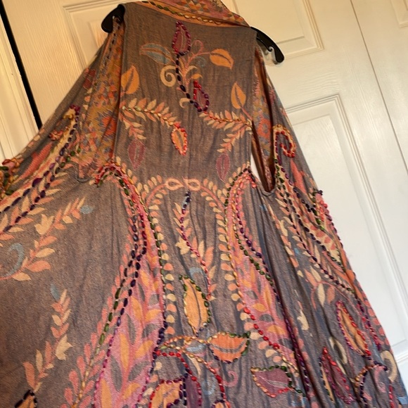 Raj Rose Vest thick stitch embroidery bold pattern boho contemporary breezy vest - Picture 9 of 12